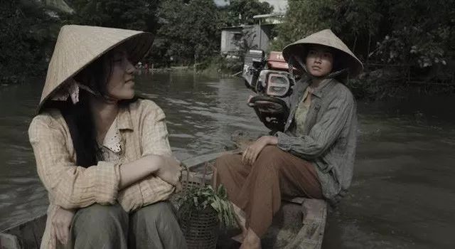 Tro T&agrave;n Rực Rỡ&nbsp;mang t&iacute;nh hiện thực rất cao khi đưa ch&uacute;ng ta trở về với v&ugrave;ng qu&ecirc;, nơi m&agrave; c&aacute;i ngh&egrave;o, c&aacute;i kh&oacute;, c&aacute;i t&igrave;nh vẫn lu&ocirc;n như thế